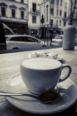 Prag 'da güzel bir kahvaltı, kahve ve kek.