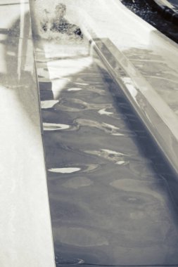 Çocuk bir slayt su park gezintisi