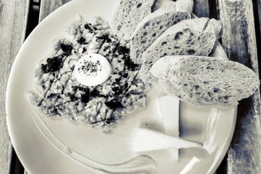 Tabakta dana tartar. Lezzetli.