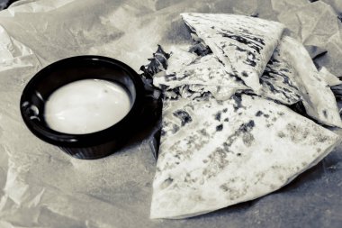 Doldurulmuş pide, lezzetli aperatif ve sos.