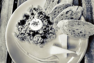 Tabakta dana tartar. Lezzetli.