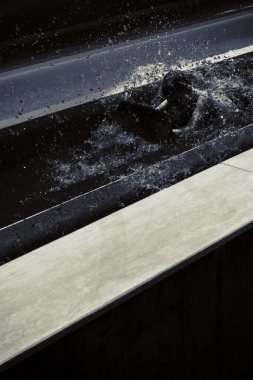 Çocuk bir slayt su park gezintisi