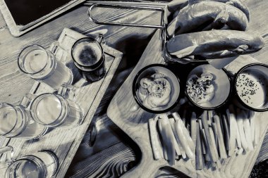 Güzel bir barda bira ve atıştırmalıklar