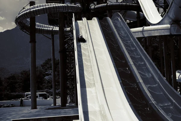 Menino Monta Slide Parque Aquático — Fotografia de Stock