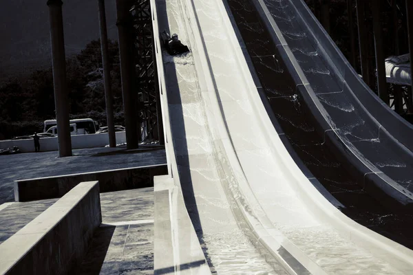 Menino Monta Slide Parque Aquático — Fotografia de Stock