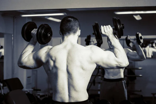 Hombre Entrena Gimnasio Fitness Deporte Salud —  Fotos de Stock