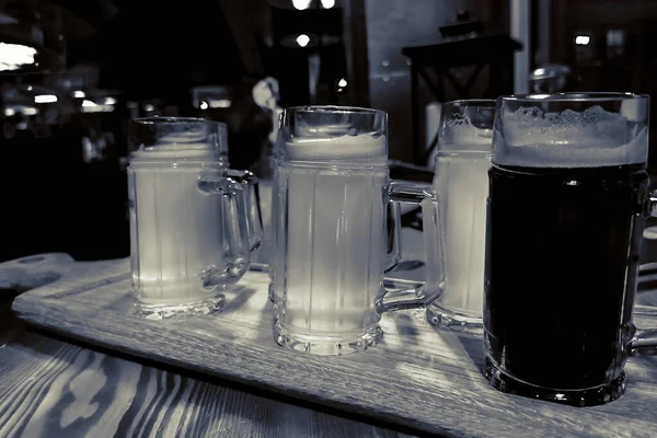 아름다운 술집에서의 맥주와 — 스톡 사진