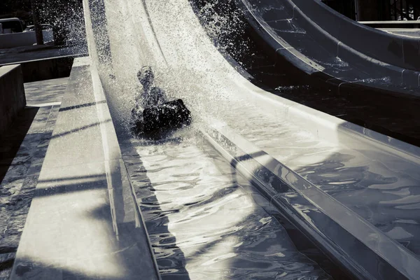 Pojken Rider Bild Vattenparken — Stockfoto