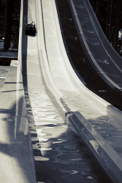 Menino Monta Slide Parque Aquático — Fotografia de Stock