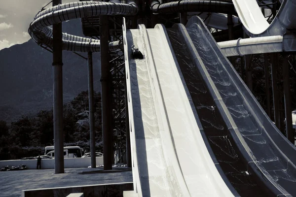 Jongen Rijdt Een Dia Het Waterpark — Stockfoto