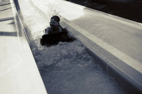 Menino Monta Slide Parque Aquático — Fotografia de Stock