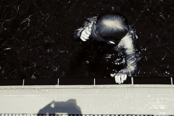 Мальчик Прыгает Бассейн — стоковое фото