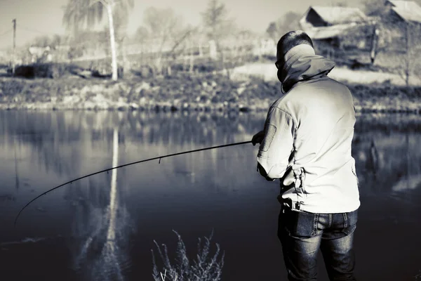 湖で釣るのがうまい — ストック写真