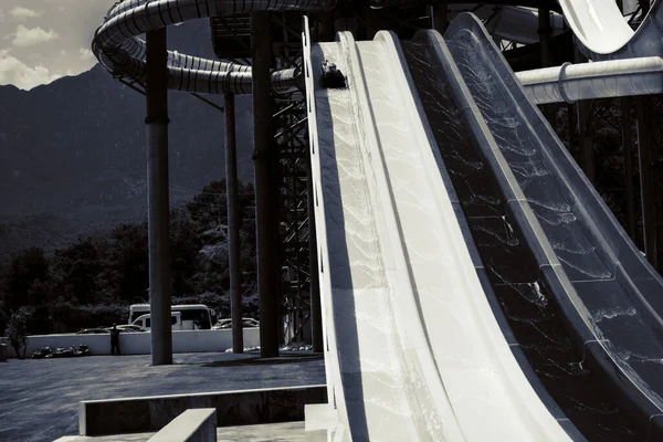 Jongen Rijdt Een Dia Het Waterpark — Stockfoto