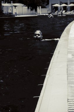 Çocuk havuza atladı.