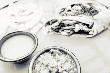 Arkaplanda tabak yemeği olan burrito.