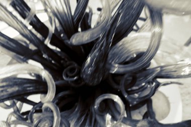 Masanın üzerinde güzel cam bileşimi var.