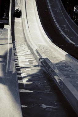 Çocuk bir slayt su park gezintisi