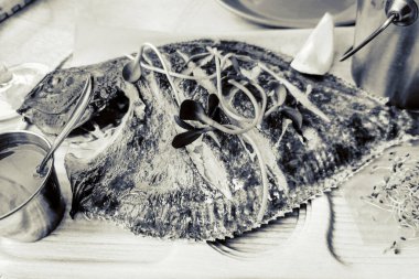 Masa yemeği arka planında fırında dil balığı.