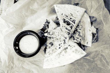 Doldurulmuş pide, lezzetli aperatif ve sos.