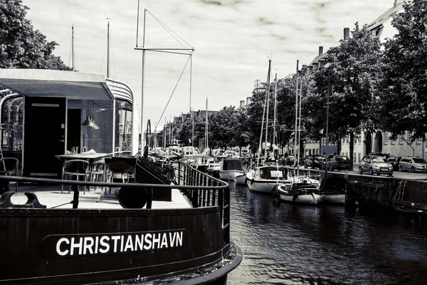 Bunte Historische Häuser Und Alte Holzboote Kanal Des Berühmten Christianshavn — Stockfoto