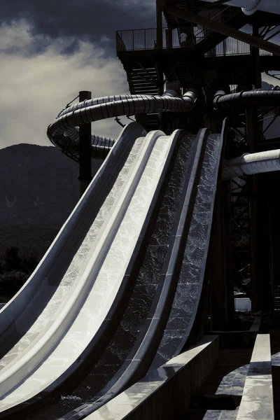 Jongen Rijdt Een Dia Het Waterpark — Stockfoto