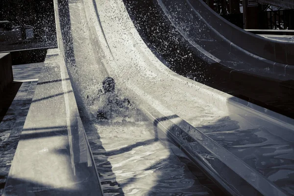 Menino Monta Slide Parque Aquático — Fotografia de Stock