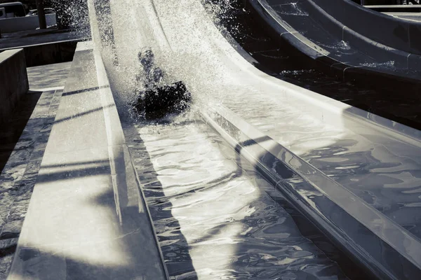 Garçon Monte Toboggan Dans Parc Aquatique — Photo