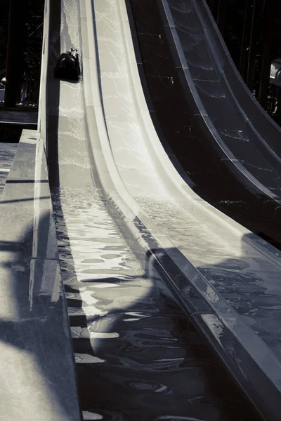 Jongen Rijdt Een Dia Het Waterpark — Stockfoto