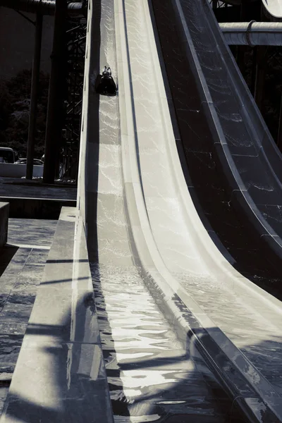 Jongen Rijdt Een Dia Het Waterpark — Stockfoto