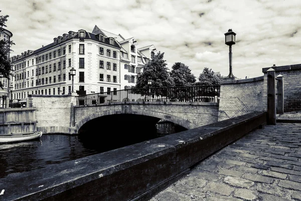 Barevné Historické Domy Staré Dřevěné Lodě Nacházejí Kanálu Slavného Christianshavn — Stock fotografie