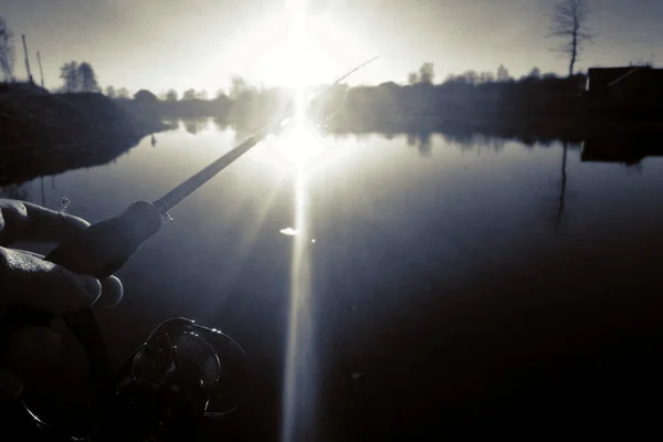 派克在湖上钓鱼 钓鱼娱乐 — 图库照片