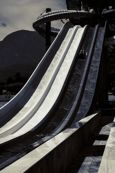 Jongen Rijdt Een Dia Het Waterpark — Stockfoto