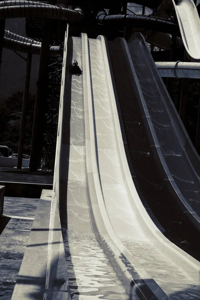 Menino Monta Slide Parque Aquático — Fotografia de Stock