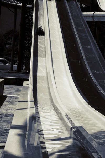 Jongen Rijdt Een Dia Het Waterpark — Stockfoto