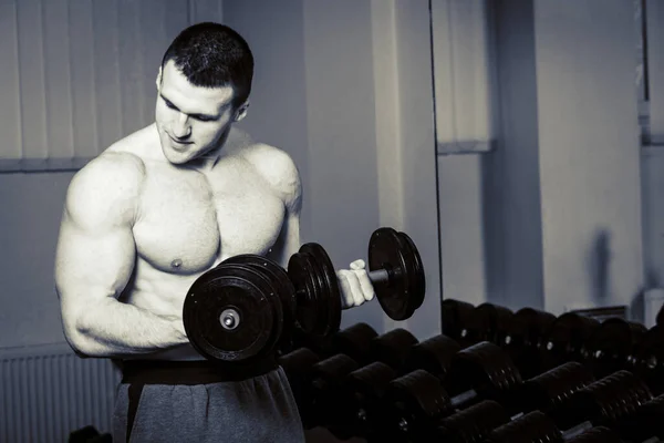 Hombre Entrena Gimnasio Fitness Deporte Salud —  Fotos de Stock