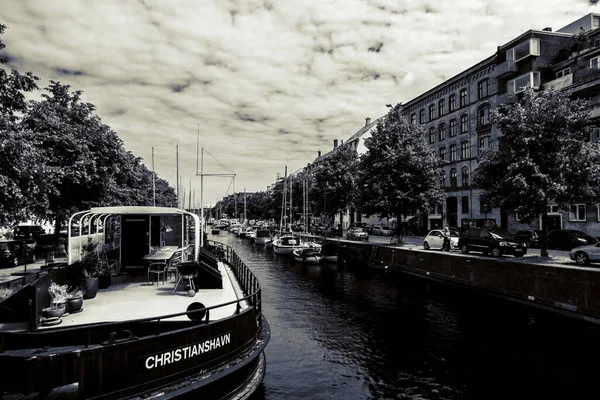 Barevné Historické Domy Staré Dřevěné Lodě Nacházejí Kanálu Slavného Christianshavn — Stock fotografie