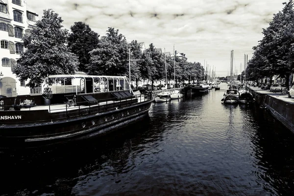 Casas Históricas Coloridas Velhos Barcos Madeira Localizados Canal Famoso Christianshavn — Fotografia de Stock