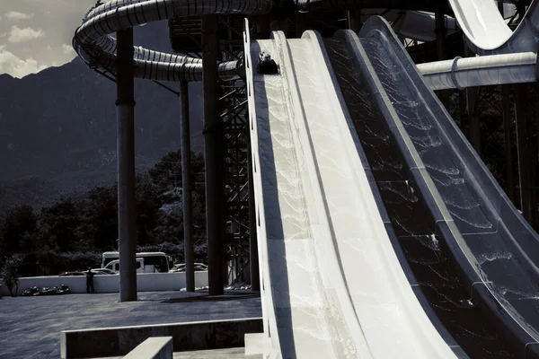 Menino Monta Slide Parque Aquático — Fotografia de Stock