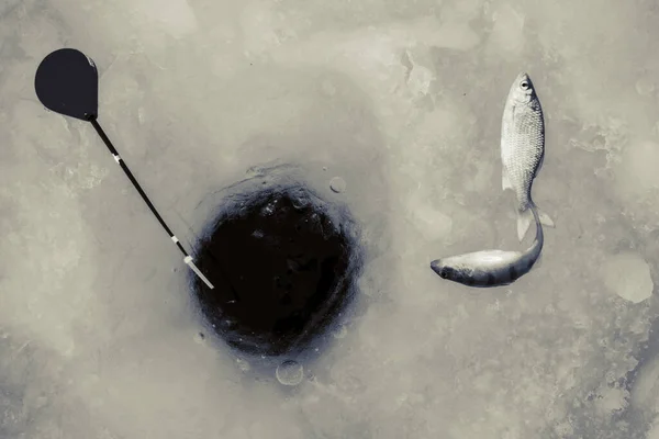 凍てつく湖での冬の氷釣り — ストック写真