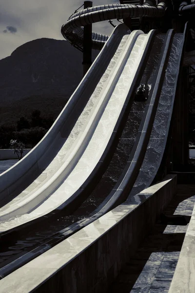 Menino Monta Slide Parque Aquático — Fotografia de Stock