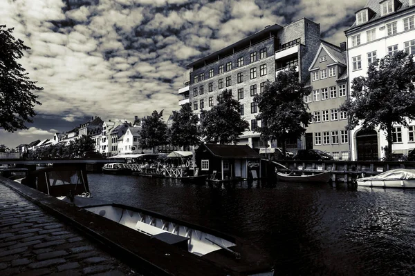 Copenhagen Dania Lipca 2019 Słynny Christianshavn Kolorowymi Budynkami Łodziami Kopenhadze — Zdjęcie stockowe