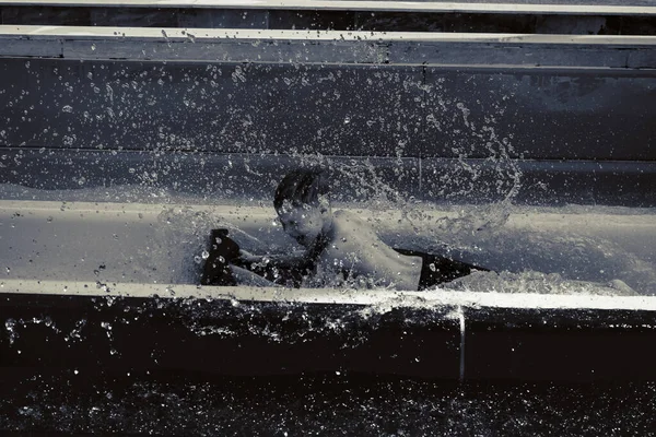 水公園のスライドに乗る少年 — ストック写真