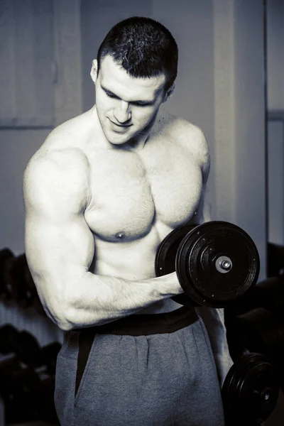 Hombre Entrena Gimnasio Fitness Deporte Salud —  Fotos de Stock