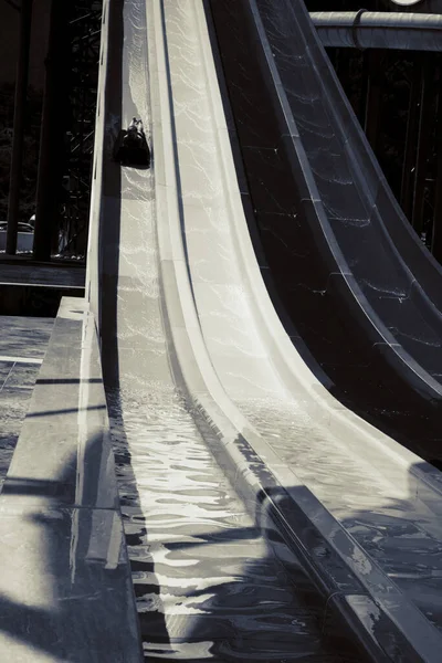 Menino Monta Slide Parque Aquático — Fotografia de Stock