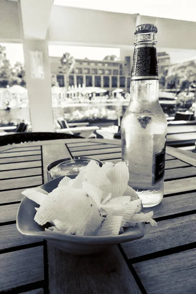 Cerveja Batatas Fritas Mesa Café Verão — Fotografia de Stock