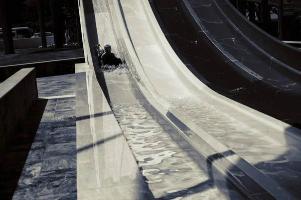 Garçon Monte Toboggan Dans Parc Aquatique — Photo