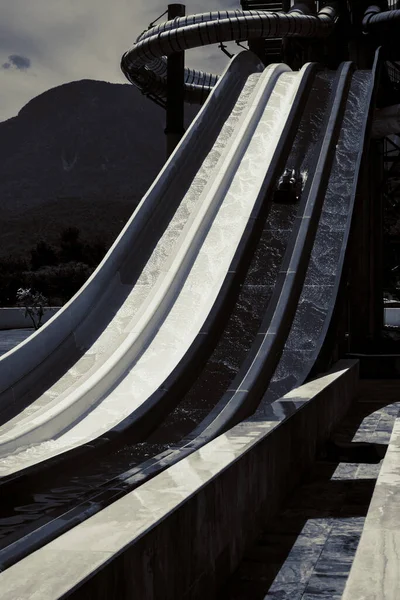 Menino Monta Slide Parque Aquático — Fotografia de Stock