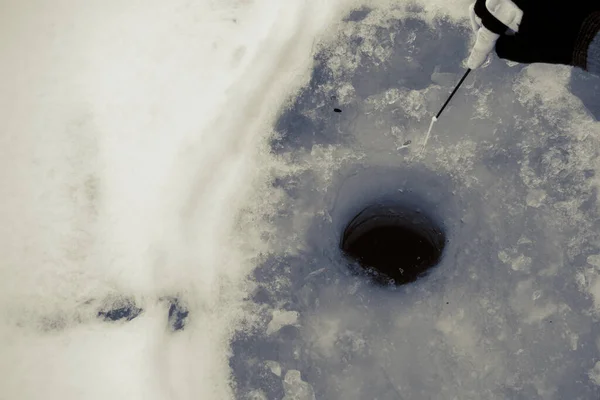 凍てつく湖での冬の氷釣り — ストック写真