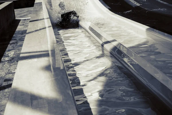 Der Junge Fährt Eine Rutsche Wasserpark — Stockfoto